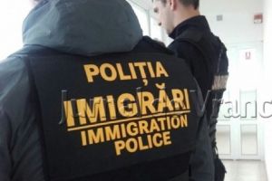 Cerinţă să lucrezi la Serviciul Imigrări: să alergi după imigranţii ilegali!