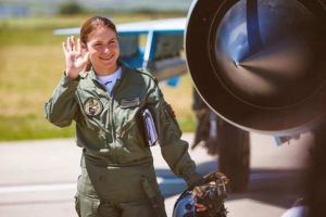 O fostă şefă de promoţie a Colegiul Militar Liceal ,,Mihai Viteazul“ Alba Iulia, prima femeie pilot din România care face parte din Serviciul de Luptă Poliţie Aeriană