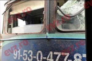 INCIDENT ȘOCANT, la un TREN de călători, între Bucureşti şi Constanţa. PARBRIZUL locomotivei, DISTRUS de GHEAȚA desprinsă din linia de contact 