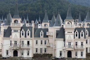 VIDEO – FOTO Oraşul cu castele de lux în valoare de 200 de milioane de dolari – Acum e în paragină