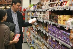 Dezastru total pentru Mega Image: Ce au descoperit autorităţile: Cum se vând produsele expirate 