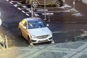 VIDEO – Piloni deterioraţi la intrarea în Piaţa Mare din Sibiu. I-a lovit în plin