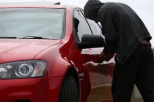 Agent de poliţie târât cu maşina de un adolescent