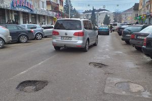 Municipiul Brad transformat în traseu de enduro. Gropile au „invadat” tot oraşul (Galerie FOTO)