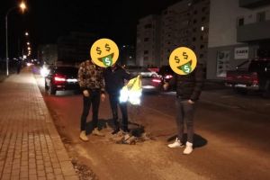 FOTO Groapă uriaşă pe strada Doamna Stanca din Șelimbăr – Ce idee au avut câţiva tineri