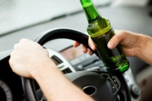 Mai mulţi şoferi băuţi, prinşi de poliţişti: Un conducător auto din Fărcăşeşti s-a oprit cu maşina într-un gard