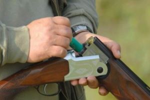 S-a ales cu dosar penal, după ce a împuşcat un câine
