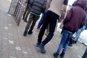 Uniformele pentru elevii unei şcoli din Câlnic, motiv de controverse în comună! Părinţii, reticenţi în privinţa articolelor vestimentare de 200 de lei