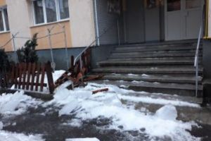 GALERIE FOTO-Pericol pentru trecatori! Bucati mari de gheata au cazut pe trotuar. Bolovanii din zapada inghetata s-au desprins de pe acoperisurile mai multor imobile din Baia Mare