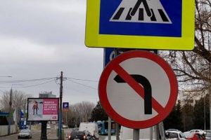Atentie soferi! Se inlocuiesc indicatoarele la trecerile pentru pietoni de pe bulevardul Aurel Vlaicu si din statiunea Mamaia (galerie foto)