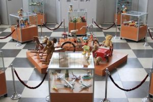 Expoziţia „Jucăriile din (galeria) Pod” are vernisajul astăzi, la Muzeul de Istorie Suceava