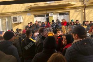 TÂRGOVIȘTE: Nervi, frig şi oboseală, la cozile pentru examenul de permis auto