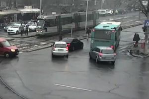 VIDEO Scandal în trafic, cu lovituri de cuţit şi ameninţări