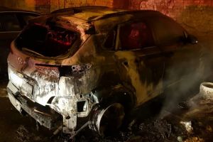 Masina distrusa dupa ce mai multe tomberoane au luat foc (galerie foto)
