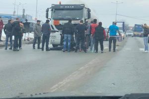 Foto: Bărbat lovit de o cisternă pe trecerea de pietoni