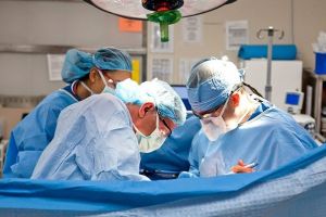 Medicii despre fetiţa care a eliminat o bucată de tifon: Nu putem exclude să-şi fi introdus acele bucăţi