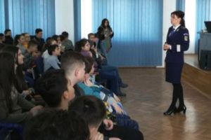 Poliţişti în mijlocul elevilor