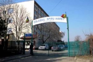 VIDEO Profesoară înjunghiată în faţa cancelariei de un fost elev la Ploieşti