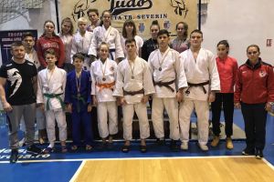 17 clasări pe podium pentru judoka orădeni la turneul internaţional de la Drobeta Turnu Severin