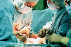 VIDEO – Ce au declarat părinţii fetiţei în corpul căreia medicii au uitat o compresă, în timpul unei operaţii?