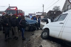 Un autoturism şi o dubă, implicate într-un accident la Reteag