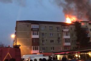 Incendiu violent la Timisoara. Mansarda unui bloc a fost cuprinsa de flacari. Pompierii incearca sa stinga valvataia (galerie foto) 