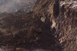 VIDEO Căderi de stânci şi arbori pe DN7 Valea Oltului