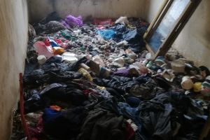 Amendă pentru proprietarul din zona Diana care ţinea tone de deşeuri în apartament