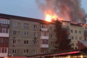 Mansarda unui bloc din Timişoara a ars în totalitate. Nu avea aviz ISU