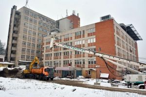 Condiţii de şantier. Staţia de taxi din faţa Spitalului Judeţean din Oradea se desfiinţează