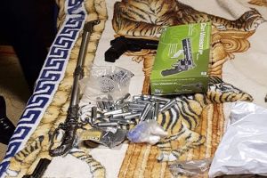 Ceartă între soţi finalizată la Poliţie, după ce bărbatul a scos un pistol cu bile