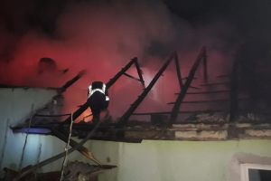 INCENDIU într-o localitate arădeană! Pompierii au intervenit de URGENȚĂ (GALERIE FOTO)