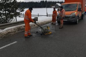 Gropi apărute pe principalele drumuri naţionale din Suceava, astupate cu mixtură asfaltică