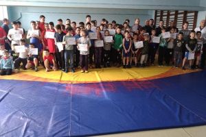 Aproximativ 100 de tineri sportivi din judeţ au intrat pe saltea la Cupa Unirii de la Suceava