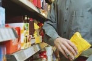 Un barbat de 21 ani a trecut de casele de marcat ale societatii in care era angajat fara a achita produsele