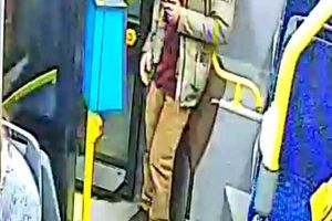 Un controlor a fost agresat de un tânăr fără bilet. Poliţiştii îl caută pe agresor din octombrie