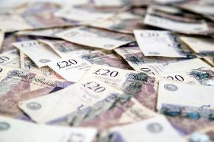 Înşelată prin metoda “Accidentul”. O femeie din Bacău a dat 15.000 de lire unui necunoscut