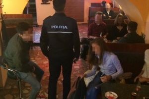 Elevii chiulesc pe rupte. Zeci de tineri prinşi în baruri
