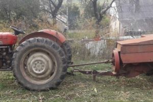 ACUM – Strivit în presa de la tractor la Izvorani!