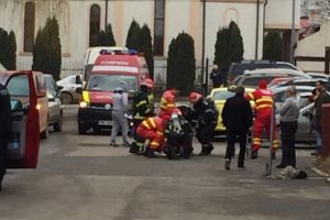 O femeie lovita de masina, chiar la intrarea in Spitalul Judetean Tulcea. Au intervenit paramedicii SMURD (galerie foto)