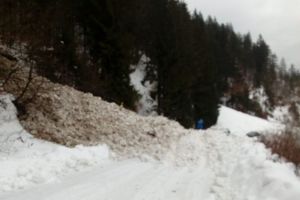 Drumul Rodna – Valea Vinului, blocat în urma căderilor masive de zăpadă