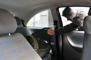 Numărul furturilor din maşini în creştere alarmantă la Sibiu – Principalii vinovaţi sunt proprietarii