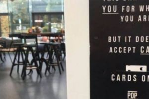 Țara care a emis primii bani de hârtie e pe cale să renunţe la cash. Locuitorii au cipuri sub piele
