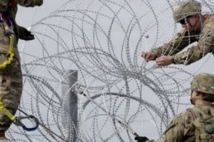 Trump trimite alte CÂTEVA MII de militari la graniţa cu Mexicul