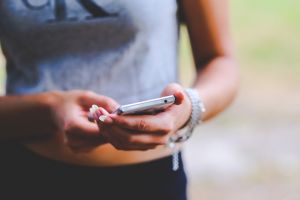 Facebook le oferă tinerilor 20$ lunar pentru a avea acces la activitatea lor pe telefon