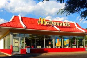SURSE: Cunoscutul brand McDonald’s ajunge la Alba Iulia. După ”puiul american” de la KFC, albaiulienii vor avea în oraş şi vestiţii hambugeri