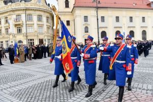 FOTO – Festivitate grandioasă a jandarmeriei sibiene în Piaţa Mare a Sibiului