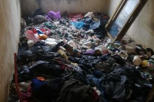 Amendă de doar 200 de lei pentru târgujianul care ţinea tone de deşeuri în apartament