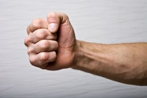 Tată reclamat de fiul minor, pentru că i-ar fi ameninţat mama cu moartea