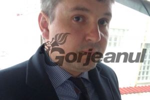Un dosar penal privind abuzul în serviciu al inspectorului şcolar Işfan,  tergiversat timp de trei ani de zile, pus în mişcare de Judecătoria Târgu-Jiu